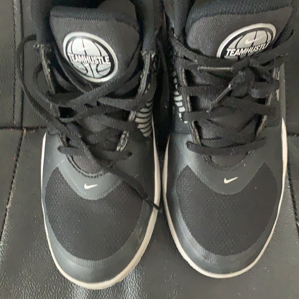 Boys Nike basketball shoes - Picture 3 of 4
